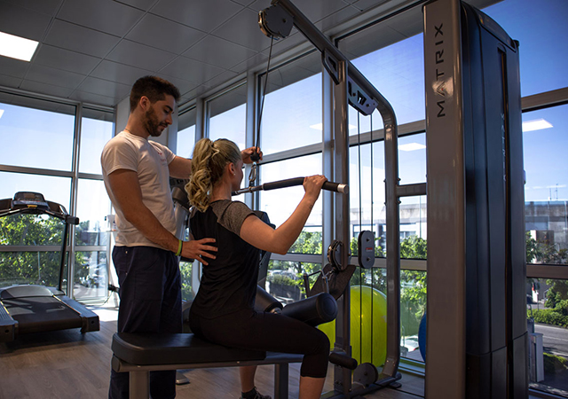 La guida completa sulla ginnastica posturale: che cos’è, a chi serve, quando è consigliata e gli esercizi per ridurre il mal di schiena